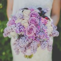 Нежно-сиреневый весенний букет невесты из роз, гортензий и сирени 