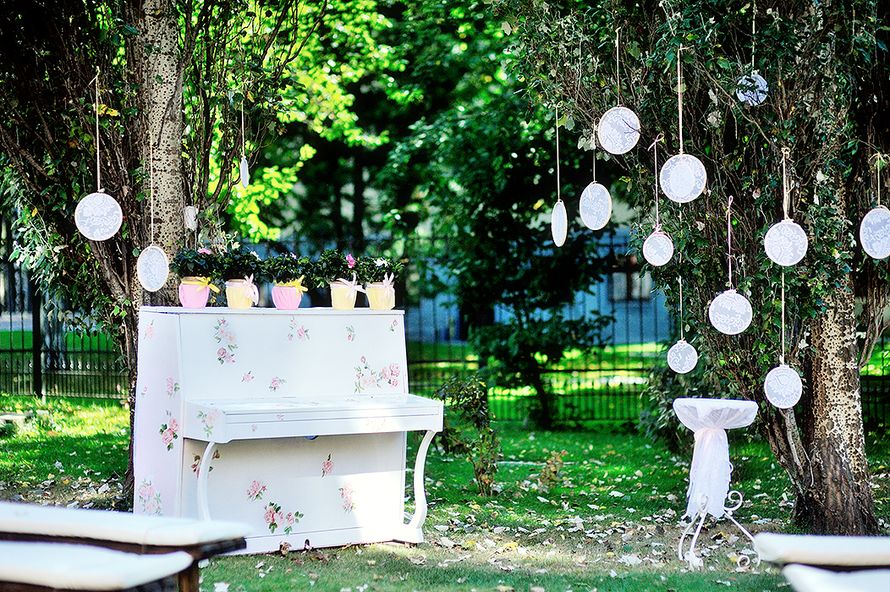 Белое пианино, украшенное розовыми цветочками с горшочками розового и желтого цвета - фото 2218182 Ирина Яшина, ведущая
