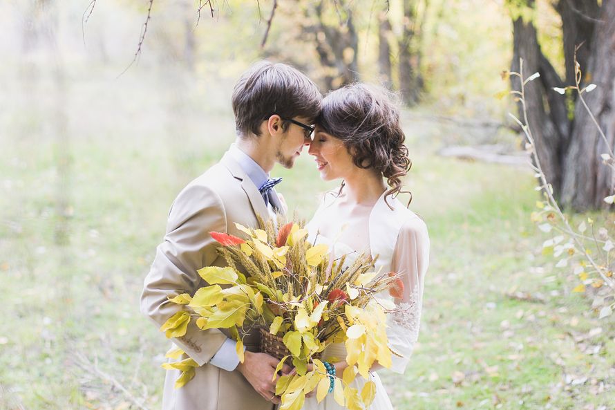 Жених и невеста стоят на фоне зелени с букетом жёлтых листьев в руках - фото 1362962 Фотограф Елизавета Климочкина