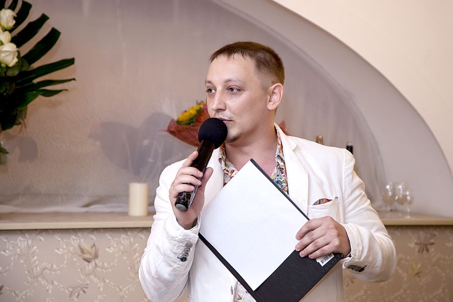 Андрей Весельчаков - увлечен разговором с гостями - фото 1374372 Андрей Весельчаков - ведущий и Dj