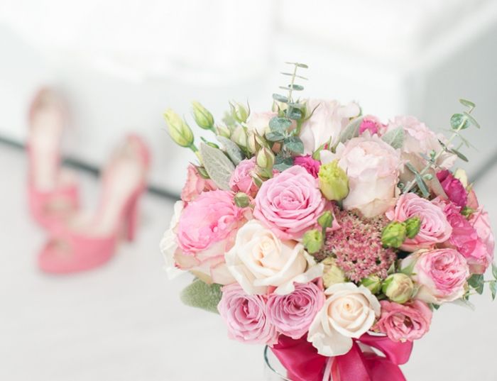 Букет невесты из белых и розовых роз, зеленого эвкалипта, розового седума, декорированный розовой лентой  - фото 2225872 "La Fee" - Мастерская организации праздника