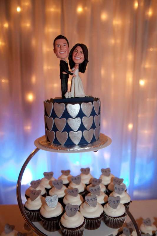 На верхнем ярусе подставки свадебный торт, украшенный синей мастикой, серебряными сердечками, фигурками жениха и невесты, на - фото 1388675 MyZina - авторские куклы-клоны