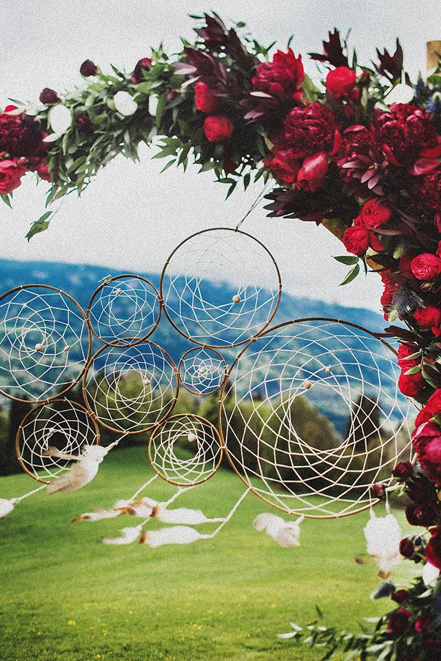 "Ловцы снов" -украшение свадебной арки украшенной живыми цветами красного цвета - фото 2768037 Проект Goddess - фотосъёмка в Тайланде