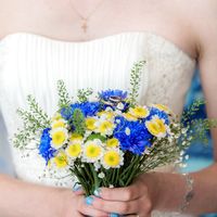 Букет невесты из голубых хризантем и белых ромашек 