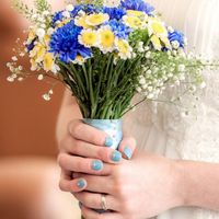Букет невесты из голубых хризантем и белых ромашек