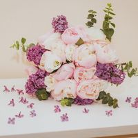 Весенний букет невесты из розовых пионов и сирени