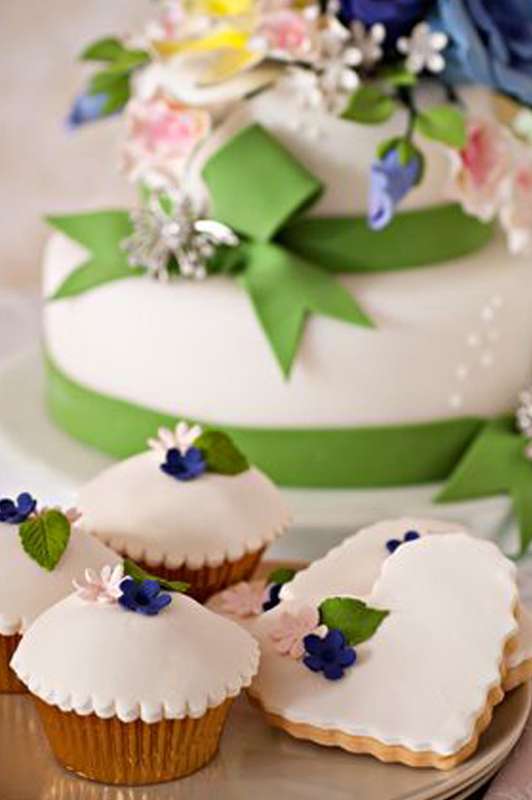 Маффины и печенье в виде сердца, украшенные белой глазурью, розовыми и синими цветами, зелёными листочками - фото 1574757 Marry me - организация свадьбы