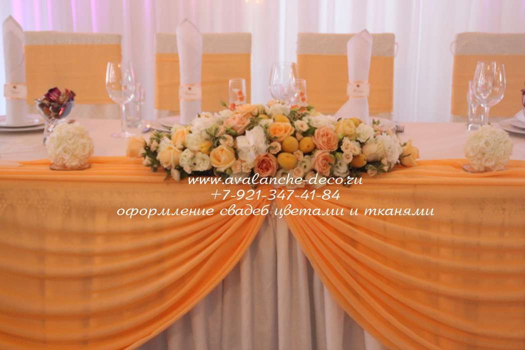 Композиция  из цветов с абрикосами на центральный стол. - фото 3438585 Студия флористики и декора "Avalanchewedding"
