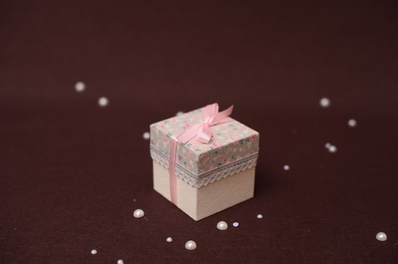 Розовая пестрая бонбоньерка с розовой ленточкой на коричневом фоне. - фото 2647305 Валентина Васильцова флорист-дизайнер