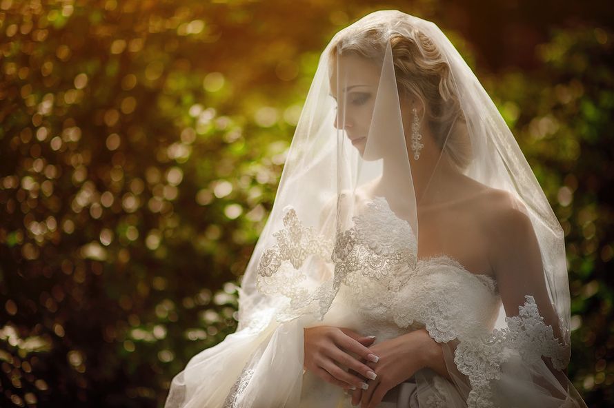 Лицо и волосы невесты покрыты прозрачной фатой с широким кружевным краем - фото 1420377 Фотограф Ольга Климахина