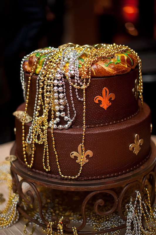 Двухъярусный шоколадный торт,из золотым орнаментом, украшенный золотыми и серебристыми  ожерельем  - фото 2006215 Свадебный координатор Горбунова Анна