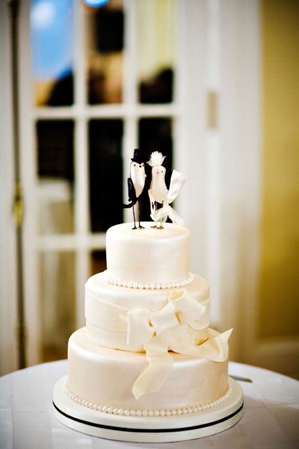 Свадебный торт оттенка "топленое молоко" с жемчугом и сахарной ленточкой, украшен фигурками жениха и невесты - фото 2006299 Свадебный координатор Горбунова Анна