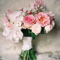 Букет невесты для свадьбы в стиле Шебби Шик из фиалок, гортензий и роз