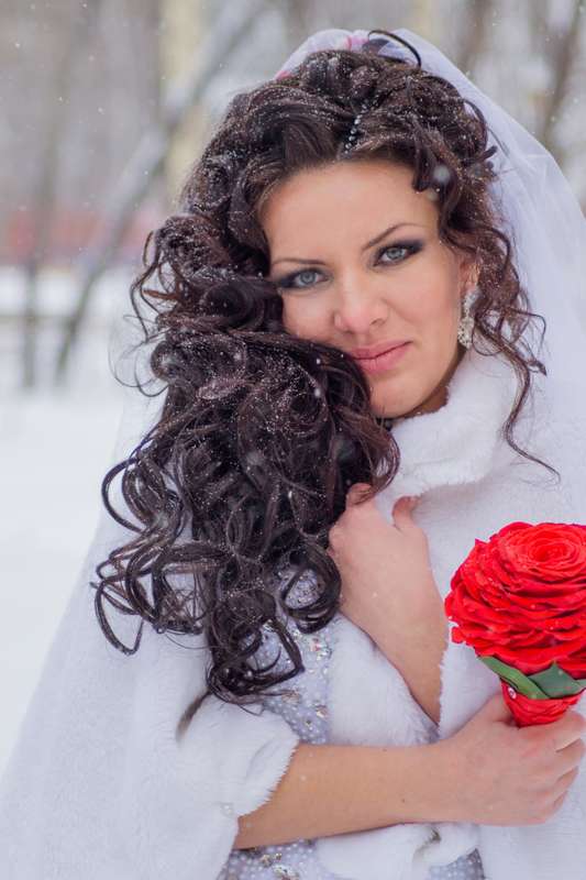 Невеста с прической из локонов с начесом, на глазах макияж в стиле смоки айс, на губах светло розовый блеск - фото 3456729 Фотограф Диана Мингалимова