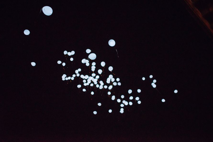 Ночное черное небо,в  котором летят белые шары - фото 3396103 Friday_13th