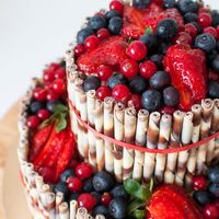 Лучшее украшение летнего стола - невероятно ягодный торт. Голубика, малина, клубника, смородина... Что еще нужно для счастья? Ах да, палочки из молочного и белого бельгийского шоколада. Это оно :)