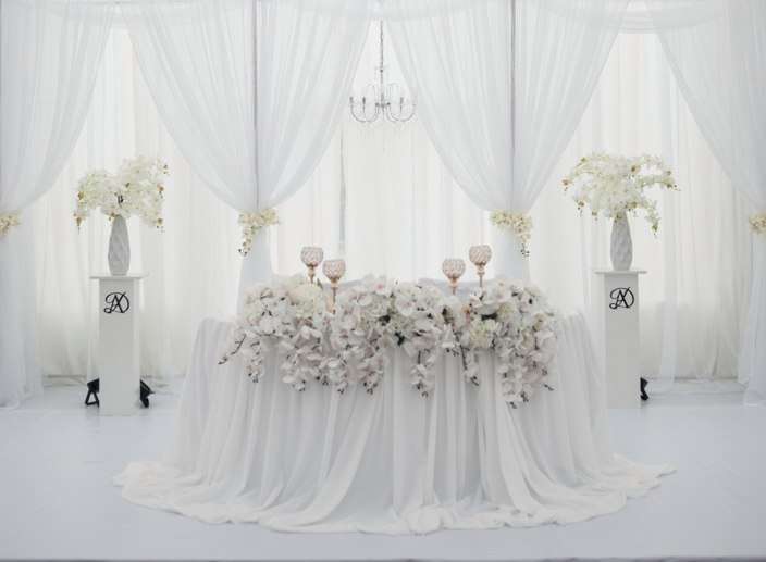 Стол молодоженов на белоснежной свадьбе Дарьи и Андрея - фото 16989978 Студия "Nicole.Wedding"