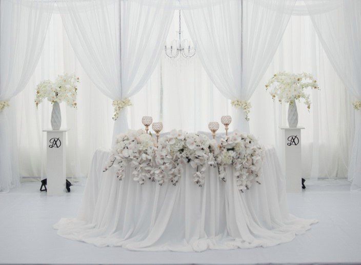 Стол молодоженов на белоснежной свадьбе Дарьи и Андрея - фото 16989978 Студия "Nicole.Wedding"