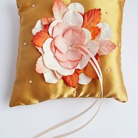 Золотистая подушечка с цветочной композицией
