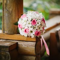 Букет невесты из белых ромашек и розовых роз