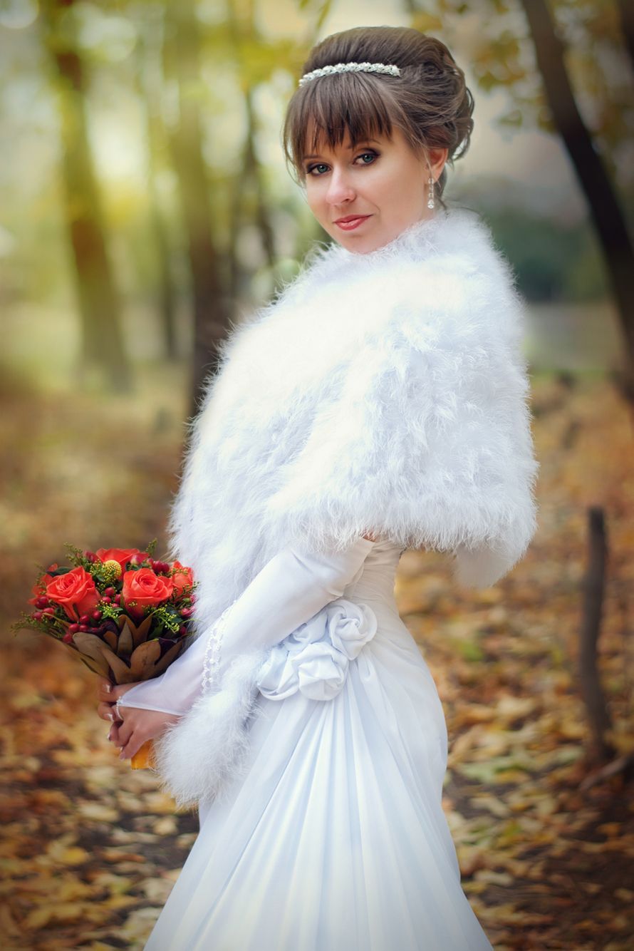На плечах невесты белая накидка из лебяжьего пуха а на руках - длинные митенки с кружевной отделкой - фото 1657445 Фотограф Мария Санникова 