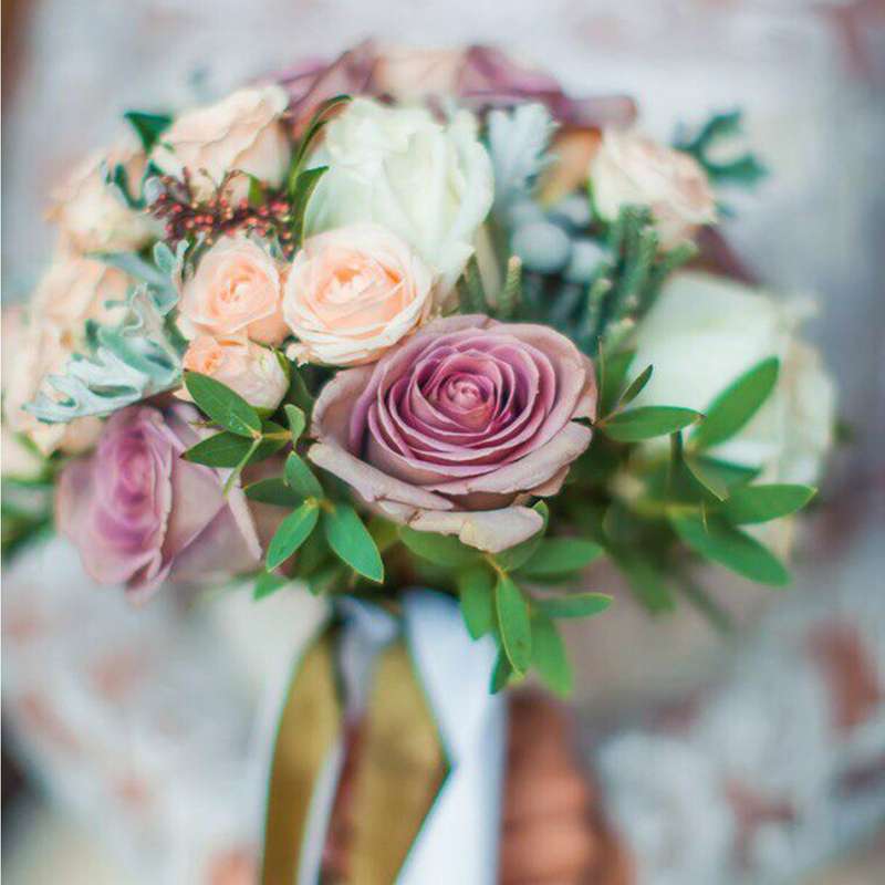 Букет невесты из трех видов роз, брунии и декоративной зелени. - фото 16733642 Флорист Юрина Алёна