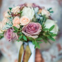 Букет невесты из трех видов роз, брунии и декоративной зелени.