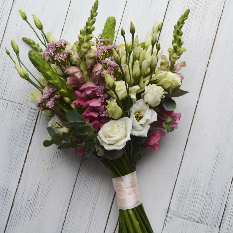Букет невесты из антирринума, кустовой розы, лизиантуса и хамелациума. - фото 16733648 Флорист Юрина Алёна