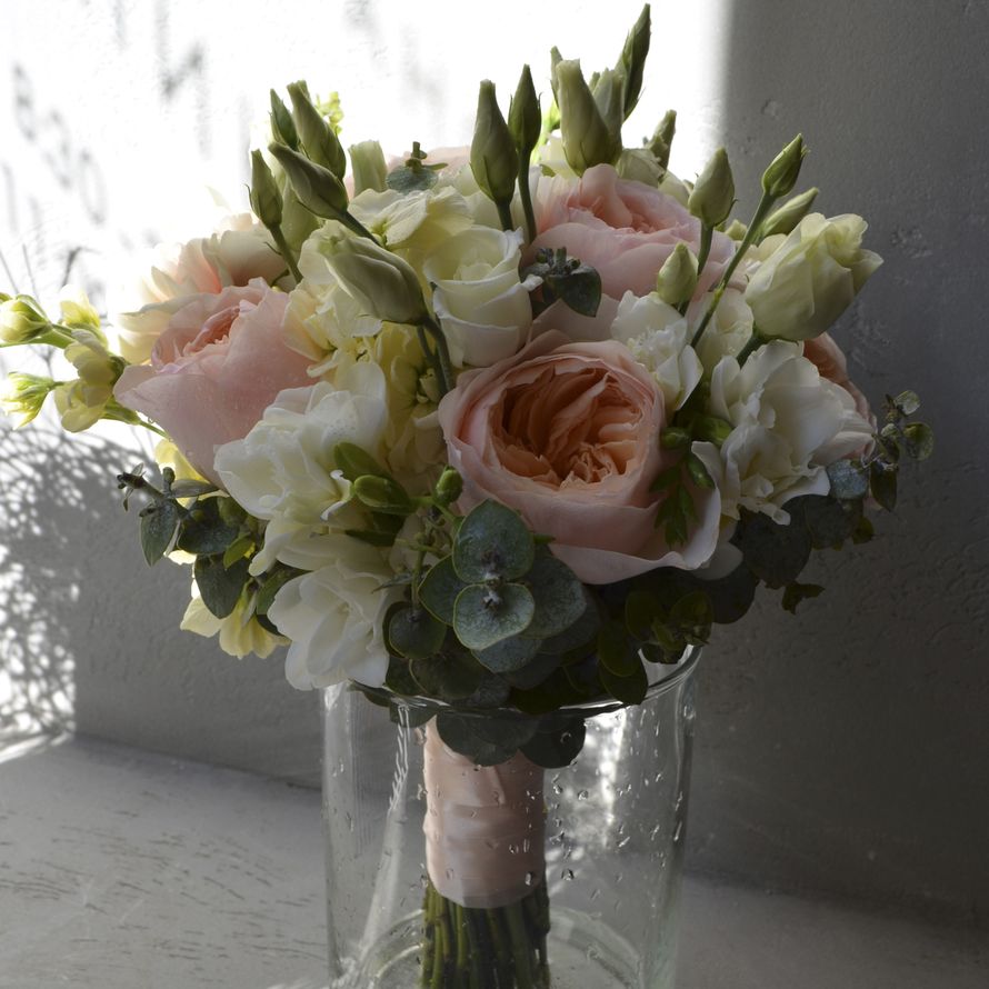 Букет невесты из пионовидной розы, фрезий, лизиантуса и эвкалипта - фото 16733718 Флорист Юрина Алёна