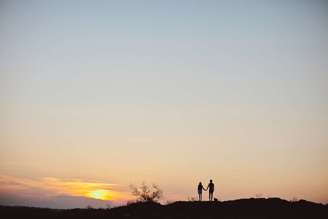 На закате солнца на горе ,стоят жених с невестой взявшись за руки - фото 3486661 Фотограф Бондарева Анастасия