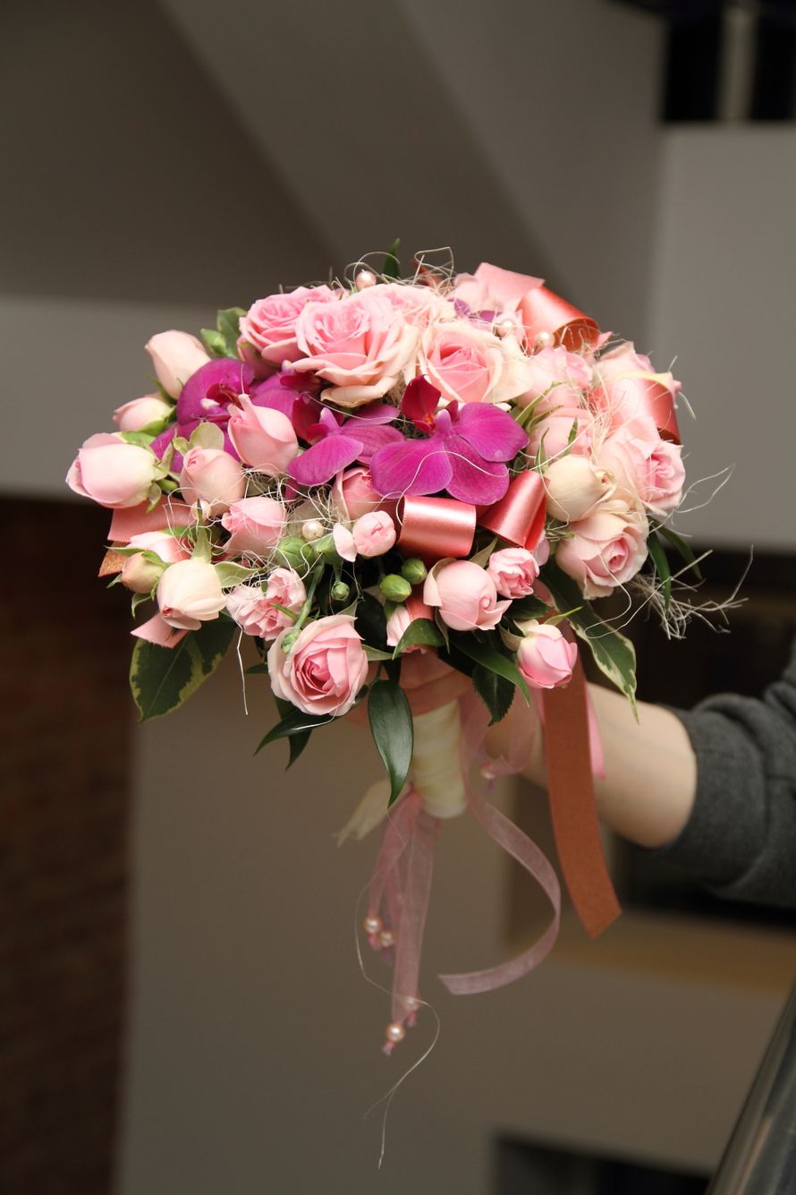 Нежная роза и яркая орхидея - очень величественный букет для принцессы - фото 1727985 Мастерская дизайна Алисы Смычковой