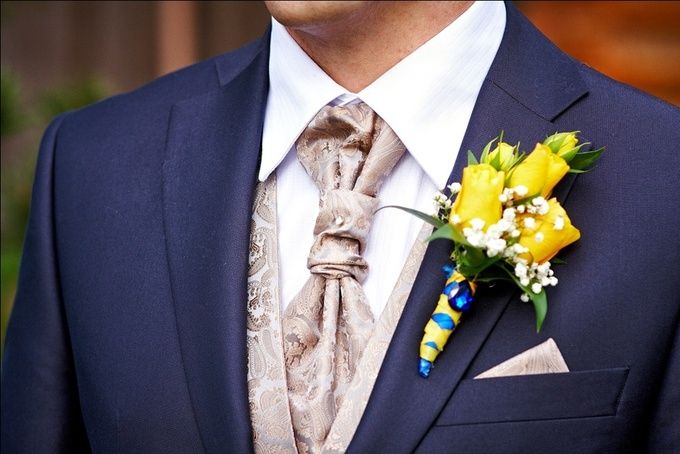 Бутоньерка из желтых роз, белой гипсофилы и зеленых листьев котинуса, декорированная голубой и желтой атласными лентами и - фото 1713085 Leosenka