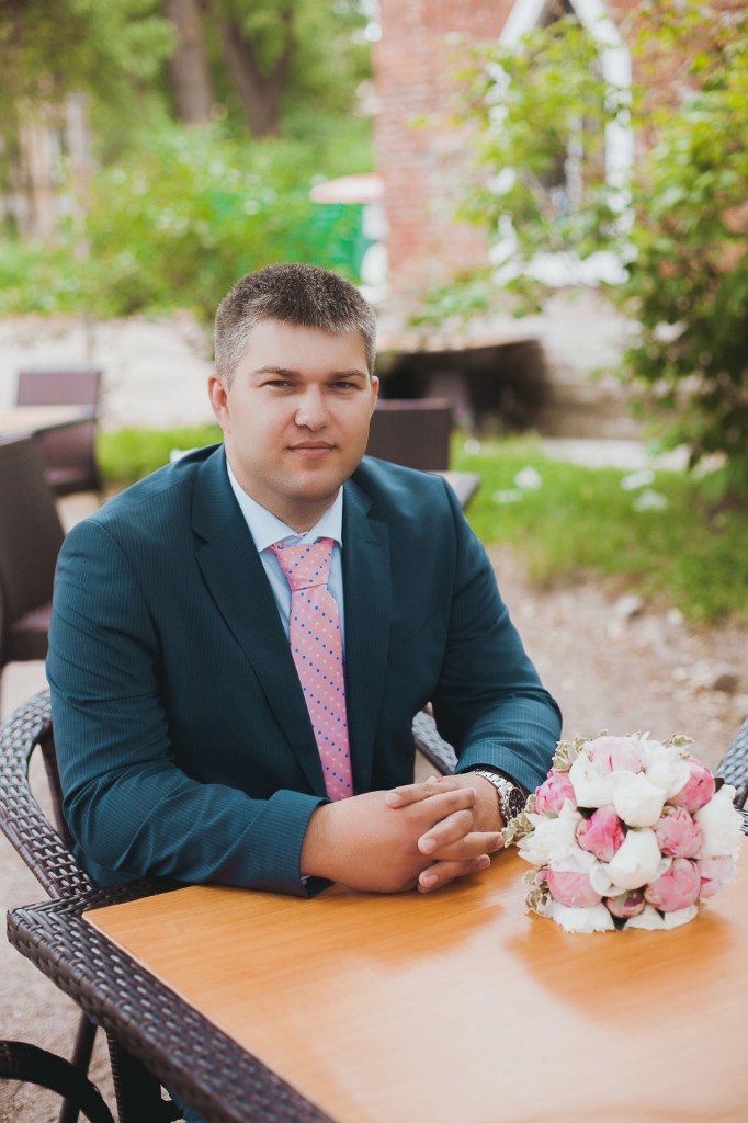 Классический синий костюм жениха "двойка" с голубой рубашкой и с розовым галстуком - фото 1716705 Katarina Severenchuk - фотограф