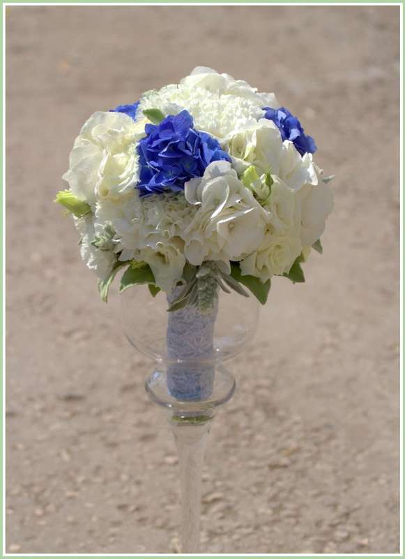 Букет невесты из голубых гортензий и белых эустом - фото 2864893 Студия флористики и декора - Артишок