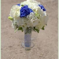 Букет невесты из голубых гортензий и белых эустом