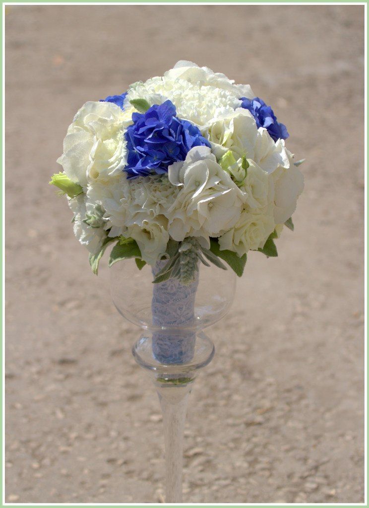 Букет невесты из голубых гортензий и белых эустом - фото 2864893 Студия флористики и декора - Артишок