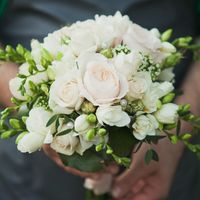 № 0063  Свадебный букет на своих ногах из пионовидной розы, фрезии, кустовой розы, зелени.Цена 4200 руб. т. 8(846)260-50-05