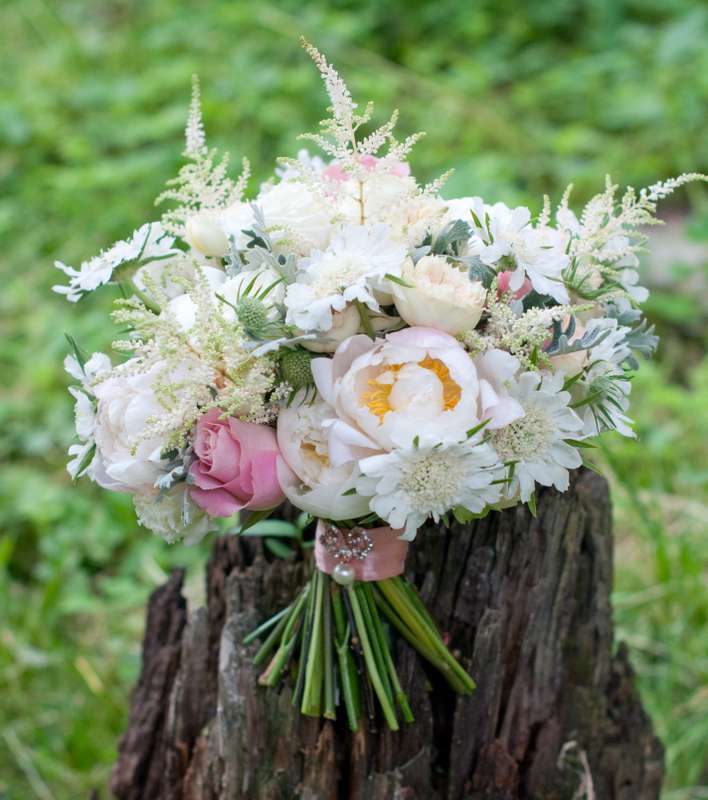 Нежный бело-розовый букет невесты - фото 16311436 Студия флористики и декора "Глориоза"