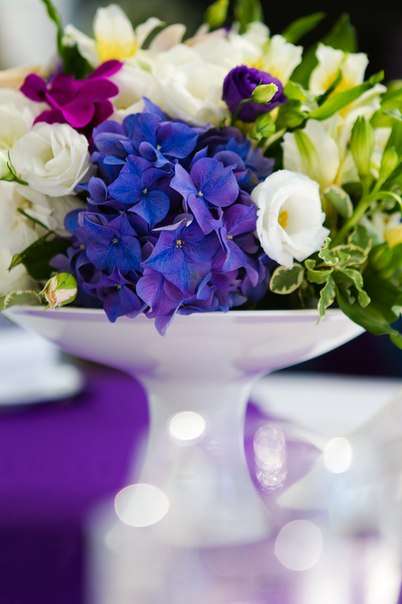 Цветочная композиция на гостевом столе. Свадебное оформление в ресторане "Бали" - фото 1847925 Мистер Пион by IRINA Burtceva Flowers&Decor