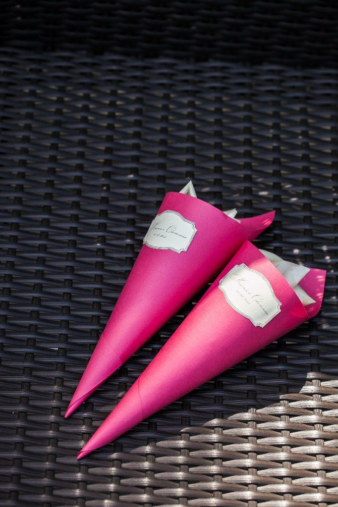 Лепестки  в кулечках розового цвета на фоне коричневого кресла - фото 1551813 Студия декора и флористики "Ручки и цветочки"