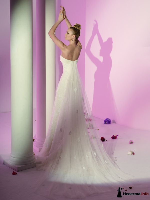 
Очень нежное свадебное платье, полностью украшено
изящным кружевом, линия талии завышена,
небольшой шлейф  - фото 222359 Маrrrina