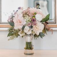 Букет невесты из астр, роз и скимии в розовой гамме