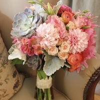 Мятно-розовый букет невесты из астр, роз и эустом
