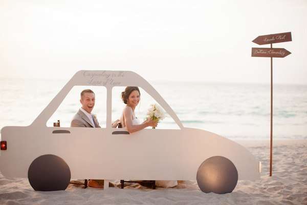 Оформление свадебной фотосессии на пляже с использованием бежевого макета автомобиля - фото 1579063 Skrepka - аренда фотостенда