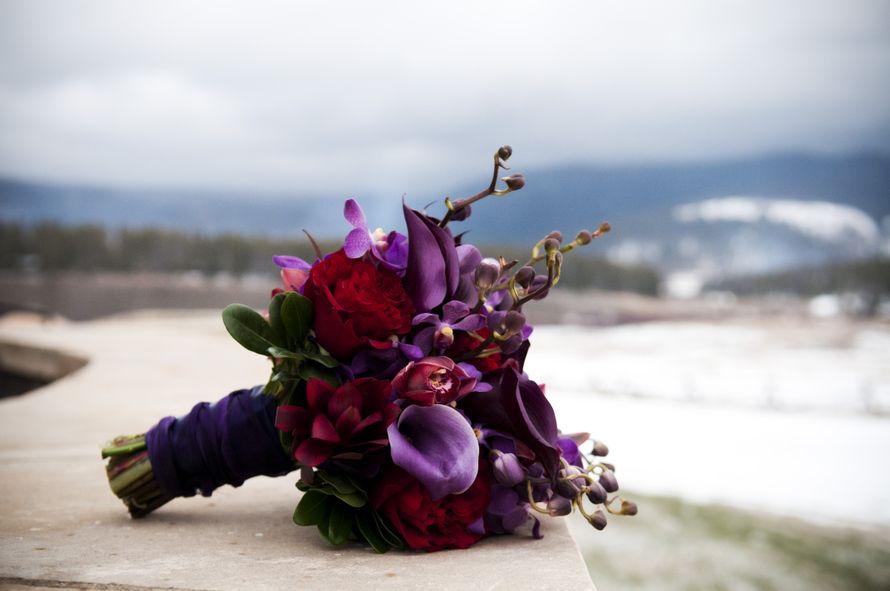 Букет невесты из фиолетовых калл, бордовых роз и фиолетовых орхидей, декорированный фиолетовой лентой  - фото 1920237 IvoryDate- свадебные стилисты и флористы в Праге