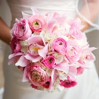 Круглый розовый букет невесты в стиле Шебби Шик из нежно-розовых орхидей, белых гортензий и розовых ранункулюсов