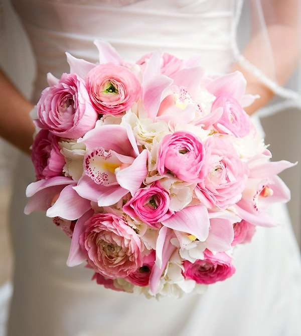 Круглый розовый букет невесты в стиле Шебби Шик из нежно-розовых орхидей, белых гортензий и розовых ранункулюсов - фото 1920343 IvoryDate- свадебные стилисты и флористы в Праге
