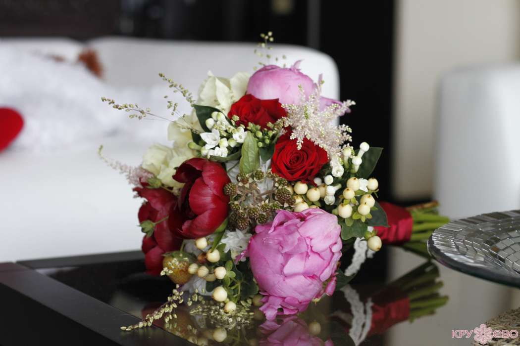 Букет невесты из розовых пионов, красных пионов и роз, белой астильбы, бувардии и ягод гиперикума, завязанный бордовой атласной - фото 1585713 Творческая мастерская "Кружево" - оформление