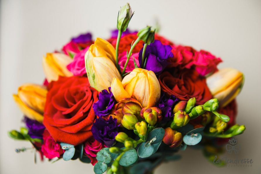 Яркий букет невесты из красных и розовых роз, фиолетовых эустом, желтых тюльпанов, зеленого эвкалипта и желтых фрезий - фото 1579383 Свадебное агенство "TenderWedding”