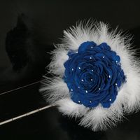Букет "розамелия" из стабилизированной насыщенно-синей розы. 
Белые перья марабу смотрятся очень нежными. Маленькие серебряные бусинки имитируют росу. 
Такой букет можно изготовить заранее до даты свадьбы, он очень легок, его можно взять в заграничную п